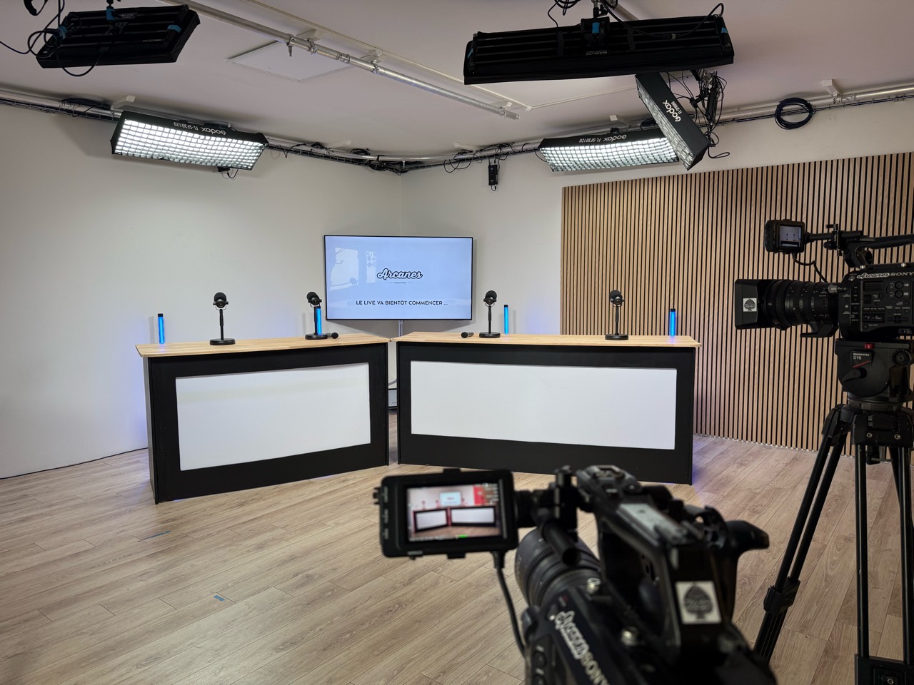 Plateau podcast et web TV équipé de plusieurs caméras, microphones et éclairages